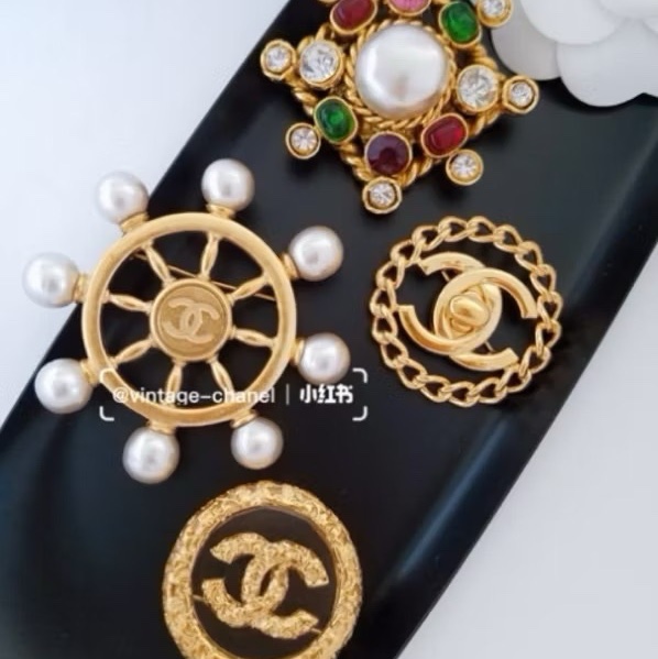 Chanel 香奈兒 金色 雙c 鍊條滾邊 船舵 書包釦 胸針 別針 飾品-1