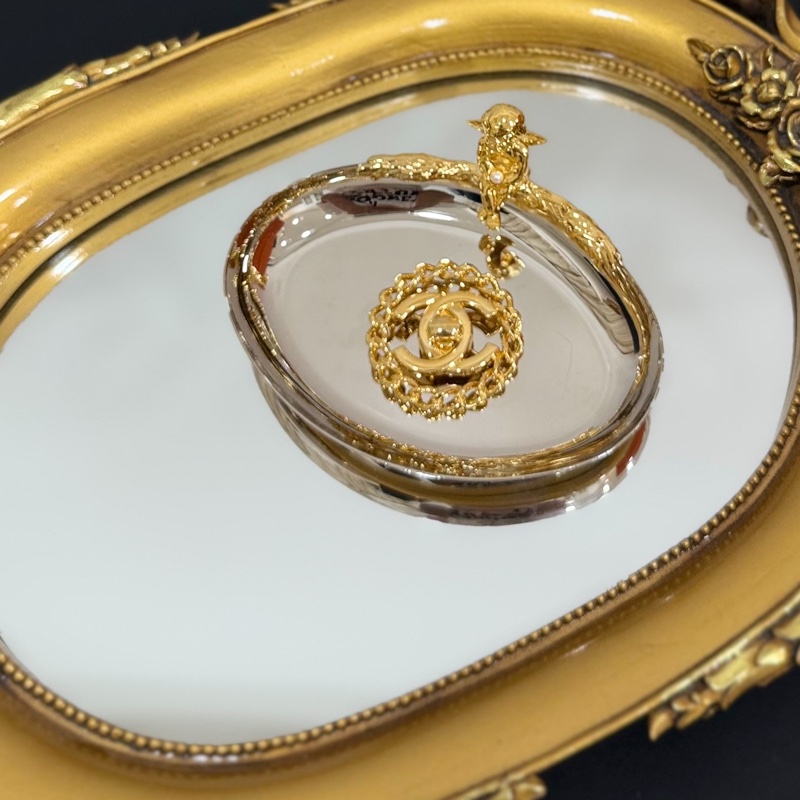 Chanel 香奈兒 金色 雙c 鍊條滾邊 船舵 書包釦 胸針 別針 飾品-4