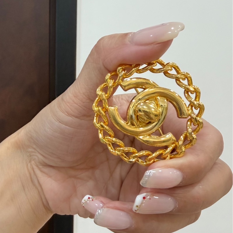 Chanel 香奈兒 金色 雙c 鍊條滾邊 船舵 書包釦 胸針 別針 飾品-5