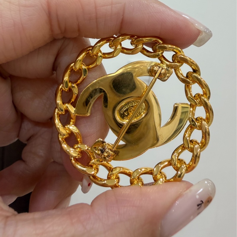 Chanel 香奈兒 金色 雙c 鍊條滾邊 船舵 書包釦 胸針 別針 飾品-6