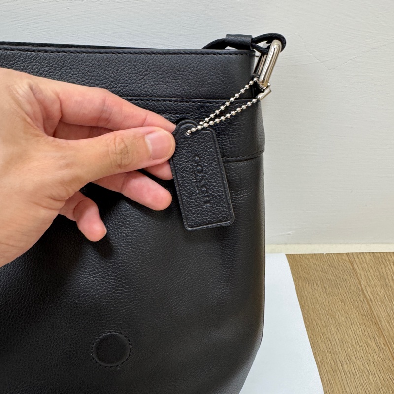 Coach 男用真皮黑色斜背包 未使用過-7
