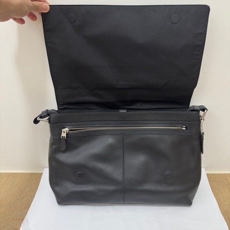 Coach 男用真皮黑色斜背包 未使用過-2