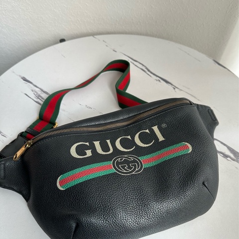 Gucci 黑色明星愛用胸包 大