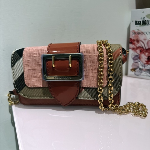 全新 BURBERRY PINK BUCKLE MINI BAG 手機包 斜背包  巴寶莉 格紋拼接蛇皮鏈包 鏈包 全新閑置品