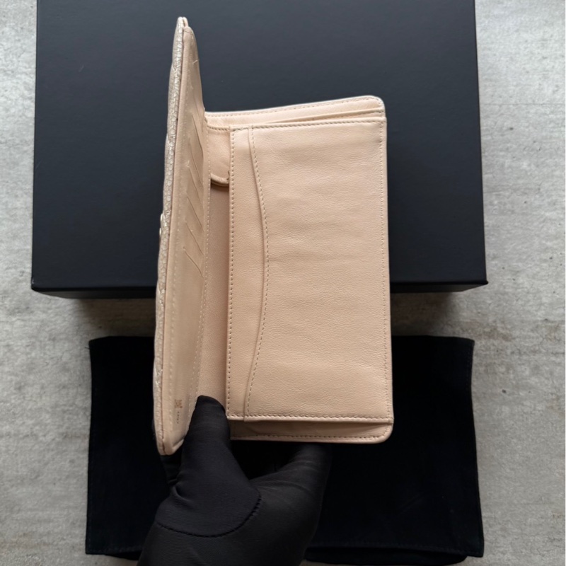 Chanel淺米金扣荔枝牛皮對開長夾-3
