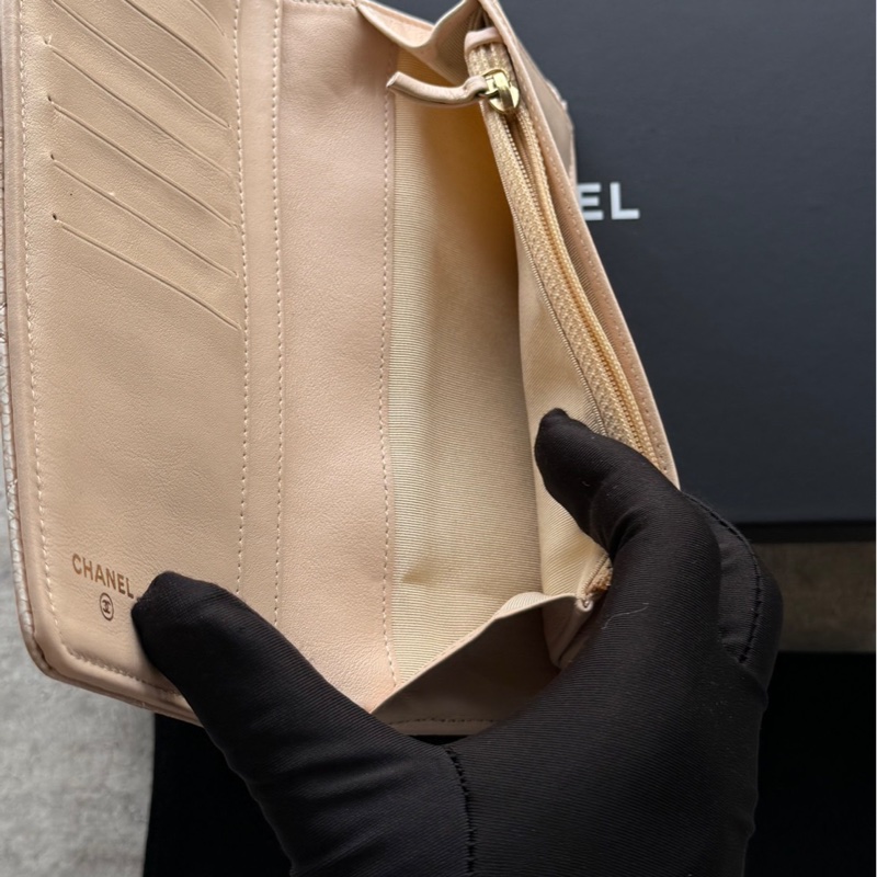 Chanel淺米金扣荔枝牛皮對開長夾-4