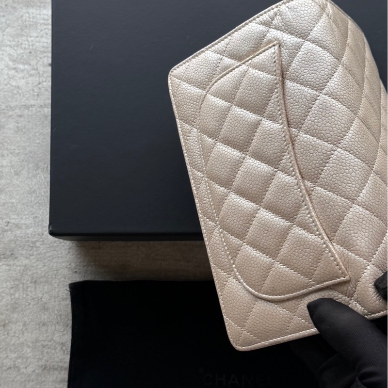 Chanel淺米金扣荔枝牛皮對開長夾-7