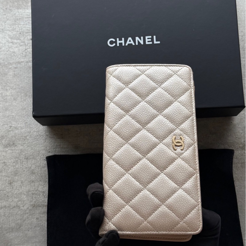Chanel淺米金扣荔枝牛皮對開長夾-9