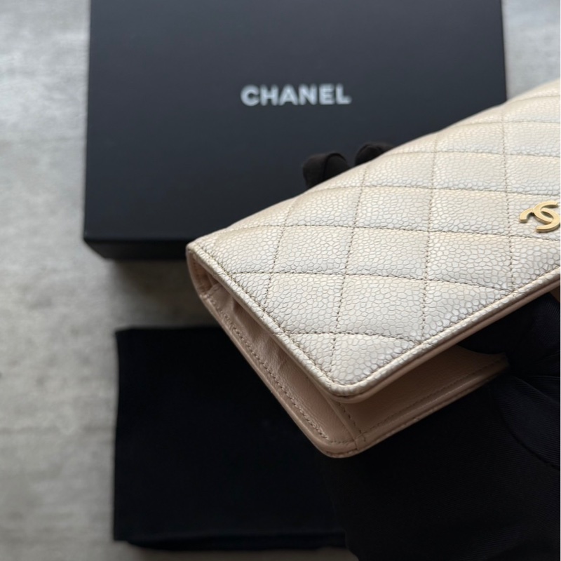 Chanel淺米金扣荔枝牛皮對開長夾-10