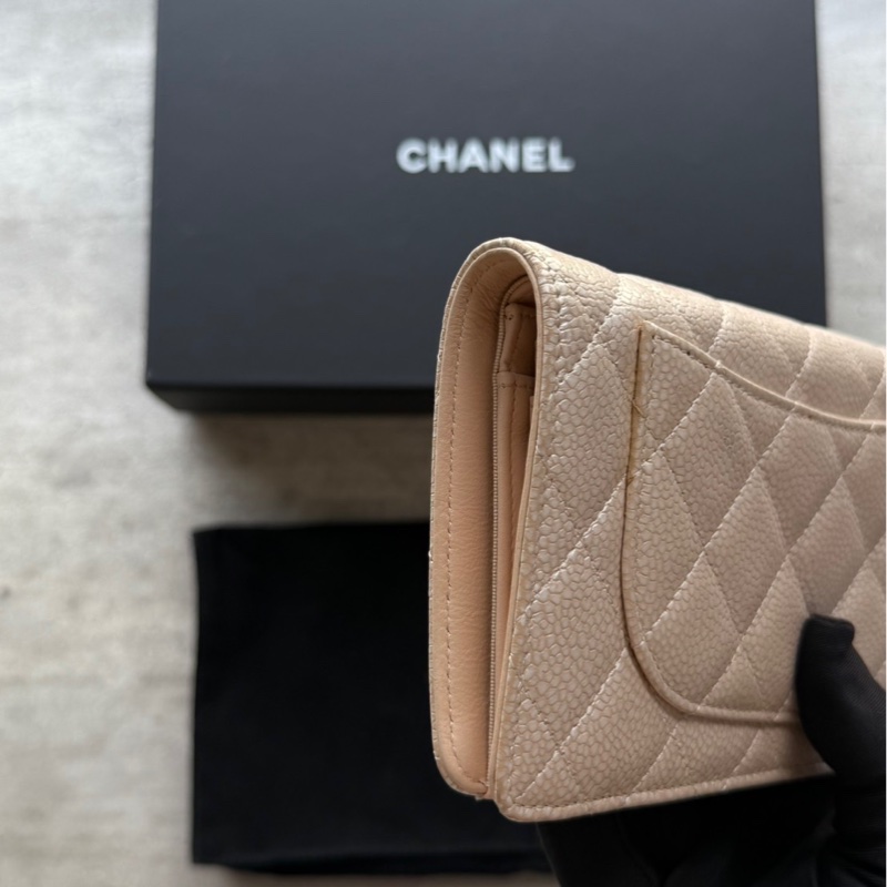 Chanel淺米金扣荔枝牛皮對開長夾-11