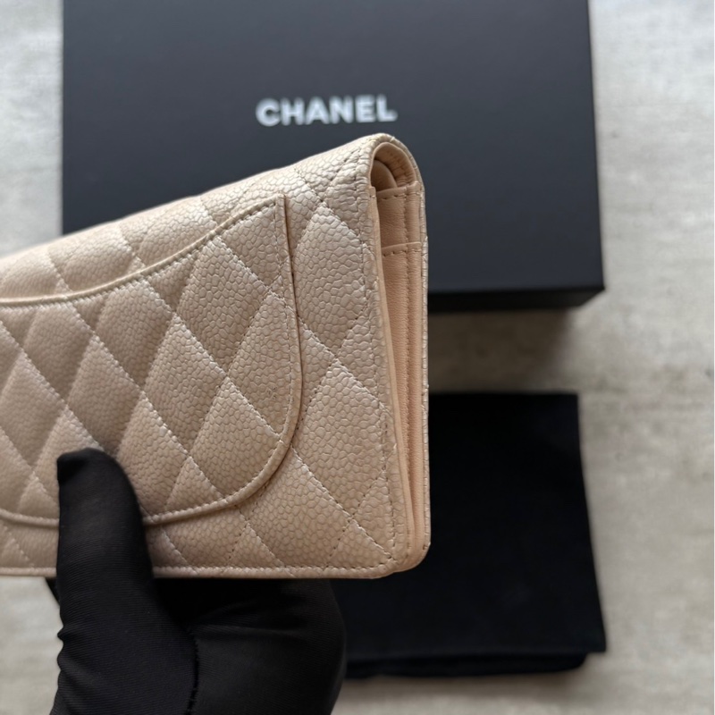 Chanel淺米金扣荔枝牛皮對開長夾-12