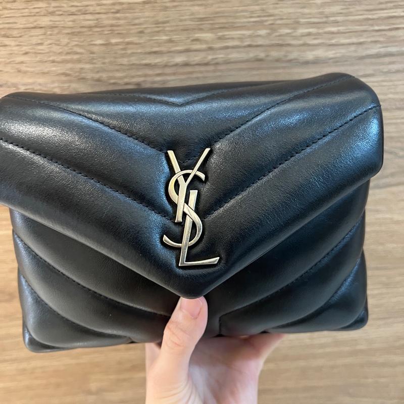 YSL 黑牛皮Lou Lou Toy金釦斜背包-0