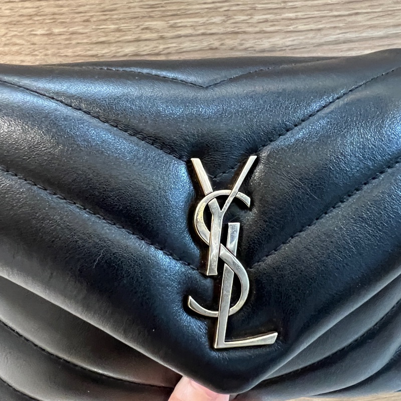 YSL 黑牛皮Lou Lou Toy金釦斜背包-1