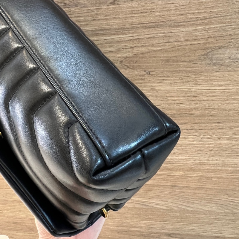 YSL 黑牛皮Lou Lou Toy金釦斜背包-8