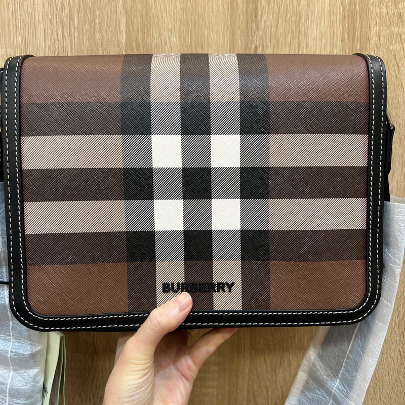 Burberry 帆布黑牛皮磁吸斜背郵差包-0