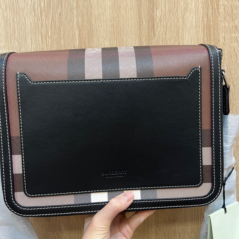 Burberry 帆布黑牛皮磁吸斜背郵差包-3