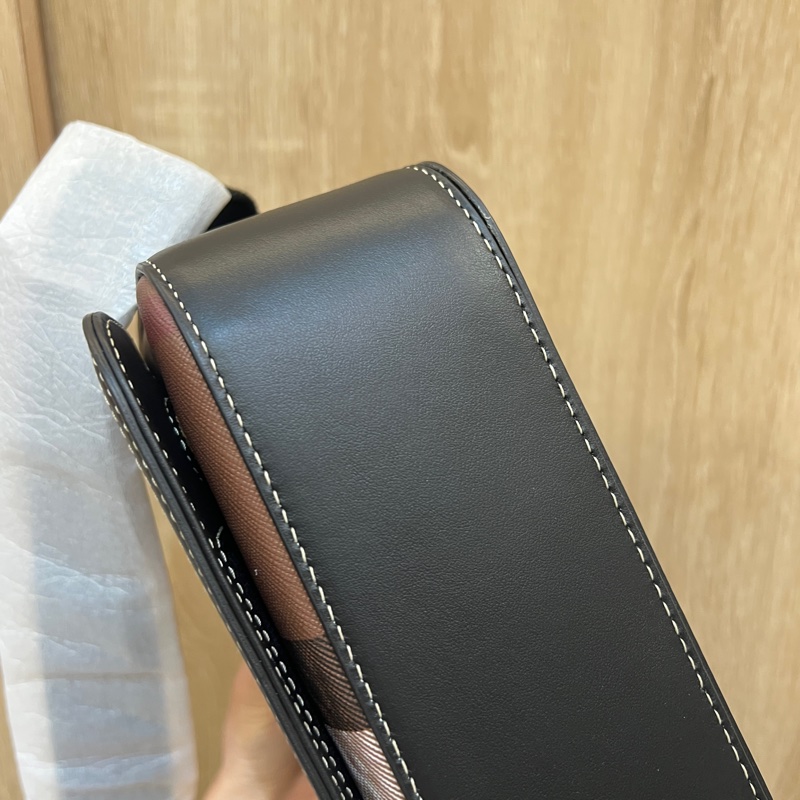 Burberry 帆布黑牛皮磁吸斜背郵差包-6
