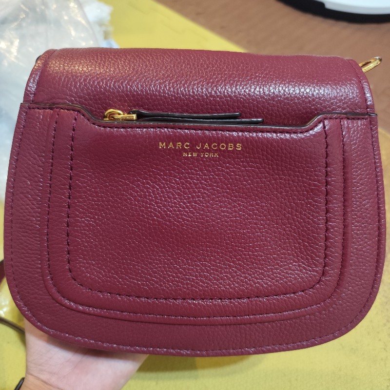 MJ Marc Jacobs 荔枝紋磁吸釦掀蓋馬鞍包 酒紅色/安格拉紅 全新(25年流行色)-0