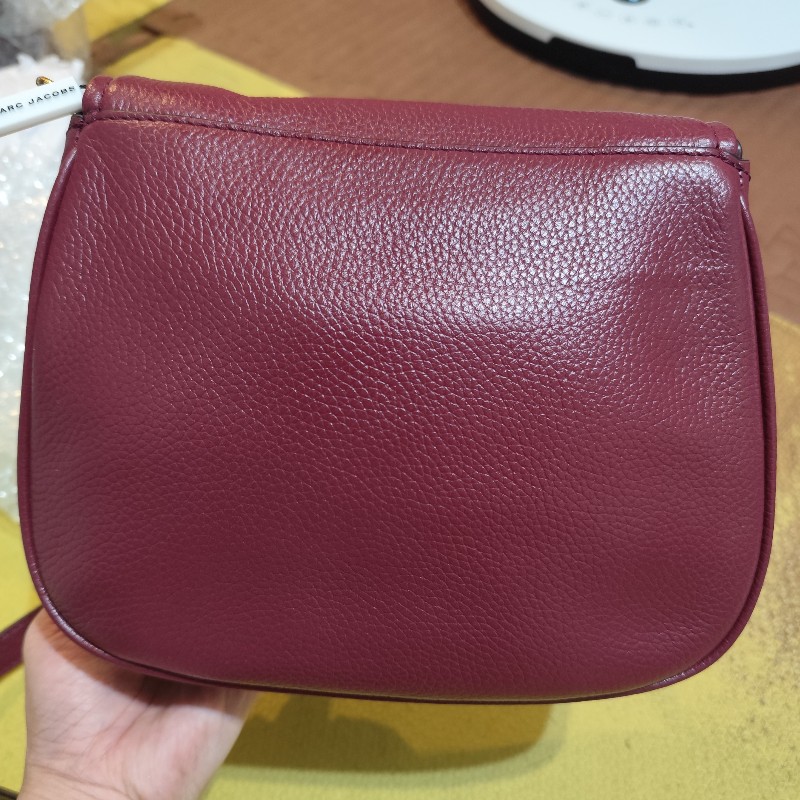 MJ Marc Jacobs 荔枝紋磁吸釦掀蓋馬鞍包 酒紅色/安格拉紅 全新(25年流行色)-1