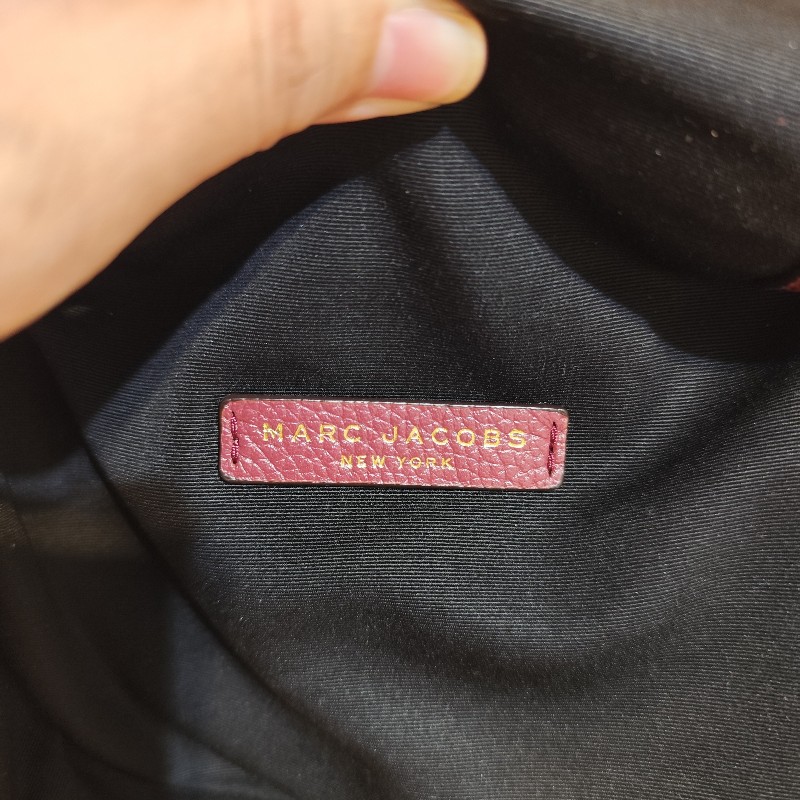 MJ Marc Jacobs 荔枝紋磁吸釦掀蓋馬鞍包 酒紅色/安格拉紅 全新(25年流行色)-7