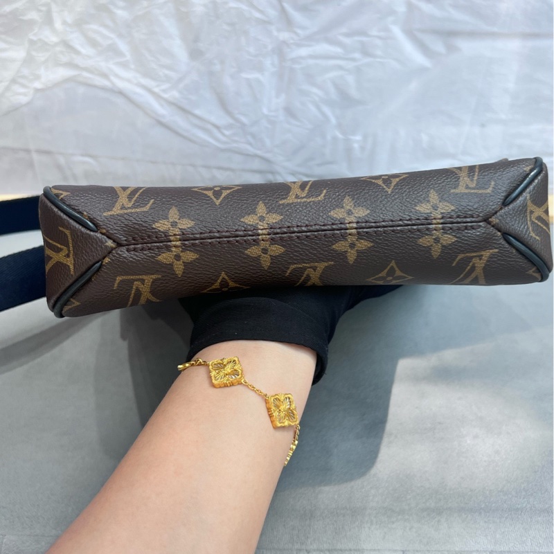 Louis Vuitton 單肩斜挎包 尺寸約長 26 x 高 26 cm-3