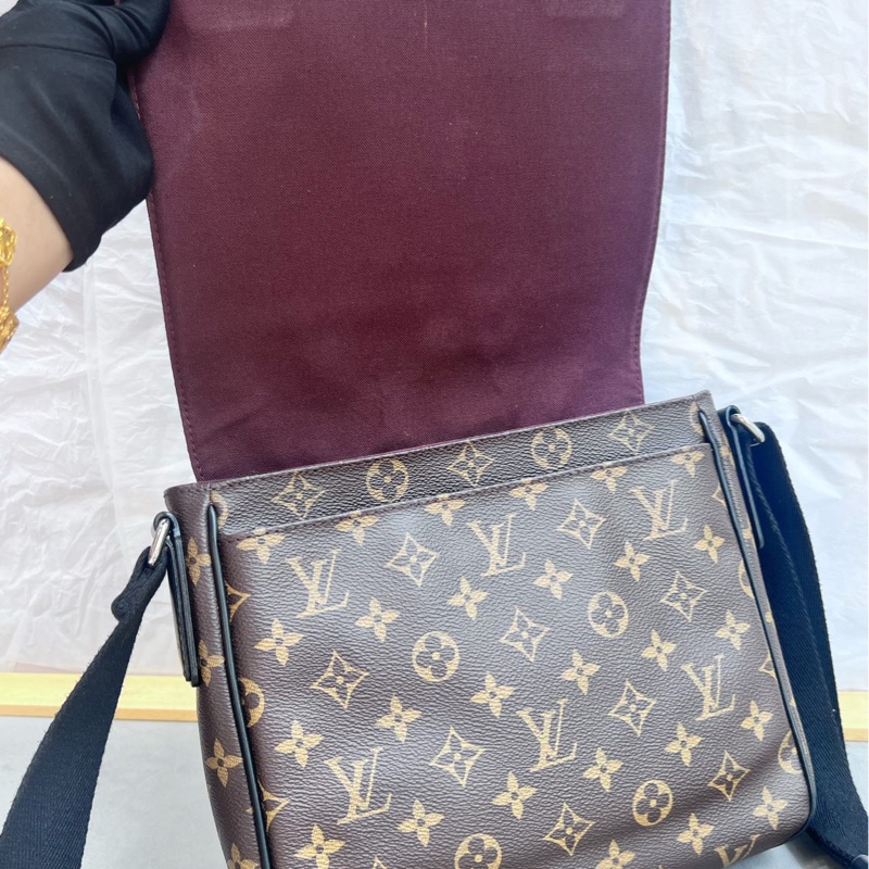 Louis Vuitton 單肩斜挎包 尺寸約長 26 x 高 26 cm-5