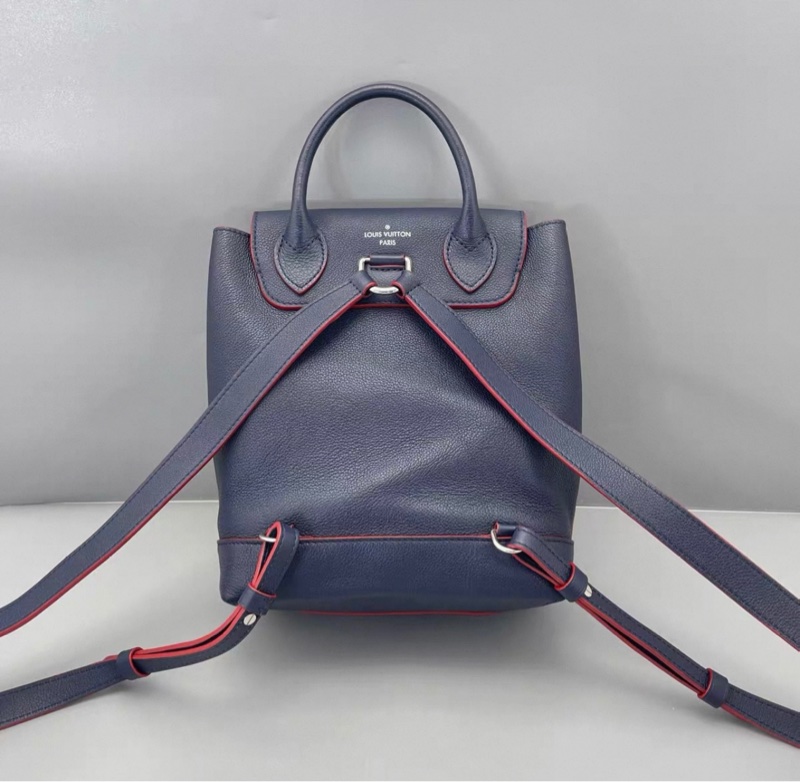 lv lock me 雙肩包 深藍色 中號約尺寸 25x22 有防塵袋-1