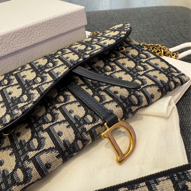 Dior Saddle 小型附鏈帶手拿包斜背包WOC，金屬鏈帶可拆附小扁包-5