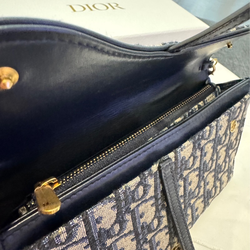 Dior Saddle 小型附鏈帶手拿包斜背包WOC，金屬鏈帶可拆附小扁包-11