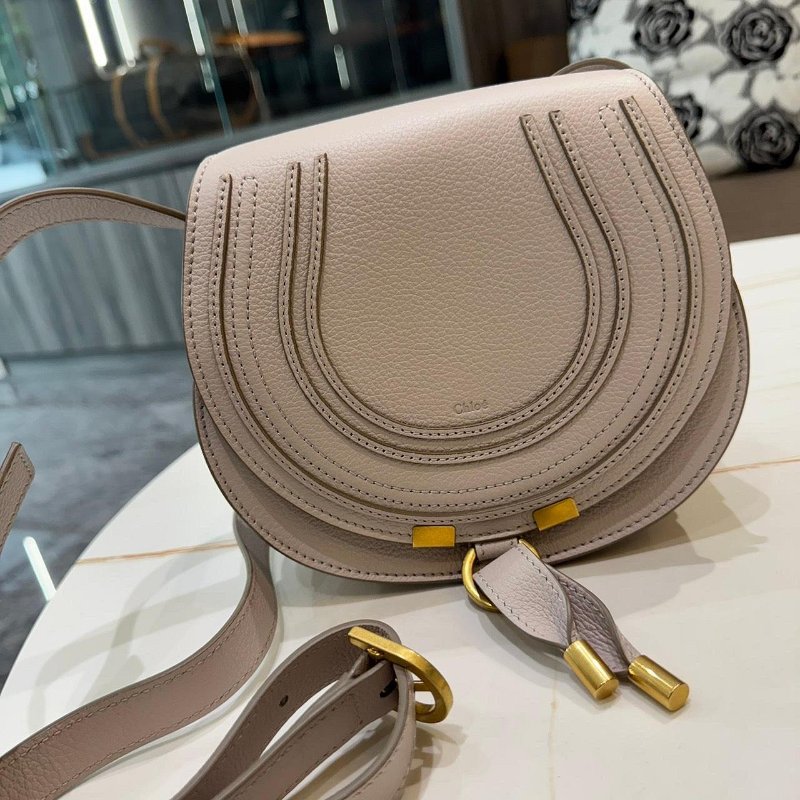 *SHIHNA名牌精品* CHLOE Marcie 牛皮斜背馬鞍包 裸粉色-1