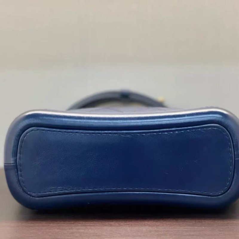 ✨Chanel 流浪藍色小號27*20*8cm 99新 配件塵袋-1