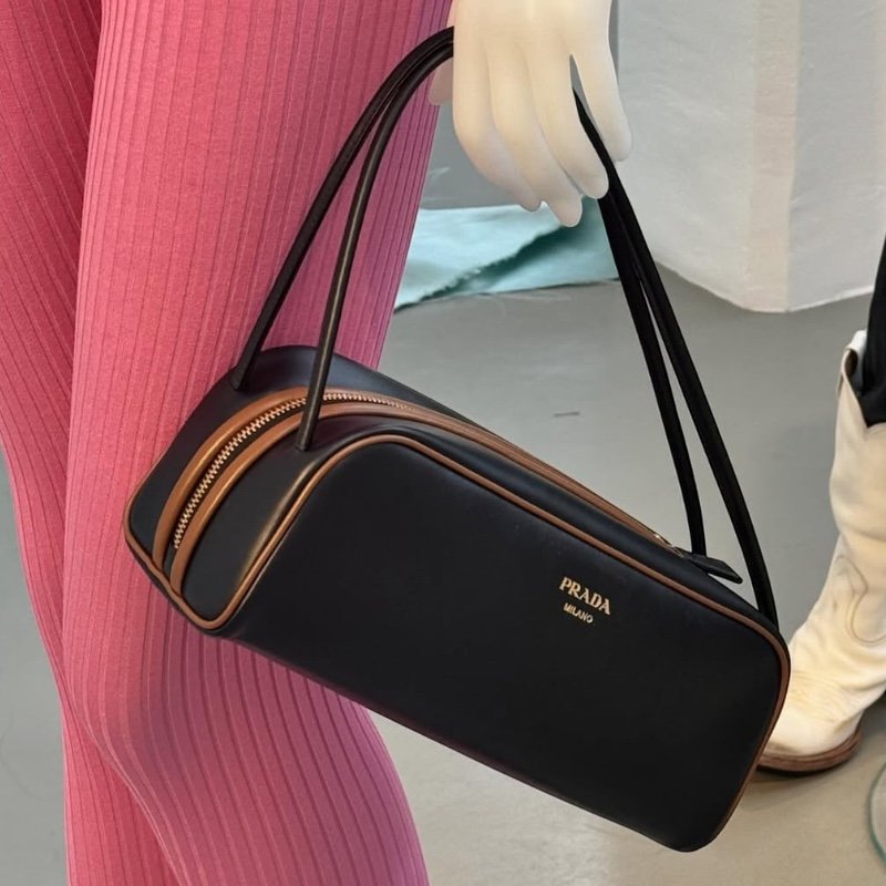 🛫早秋當季新品🛬Prada 1BC249 Swing 柔滑小牛皮肩背包 黑色/榛果色-1