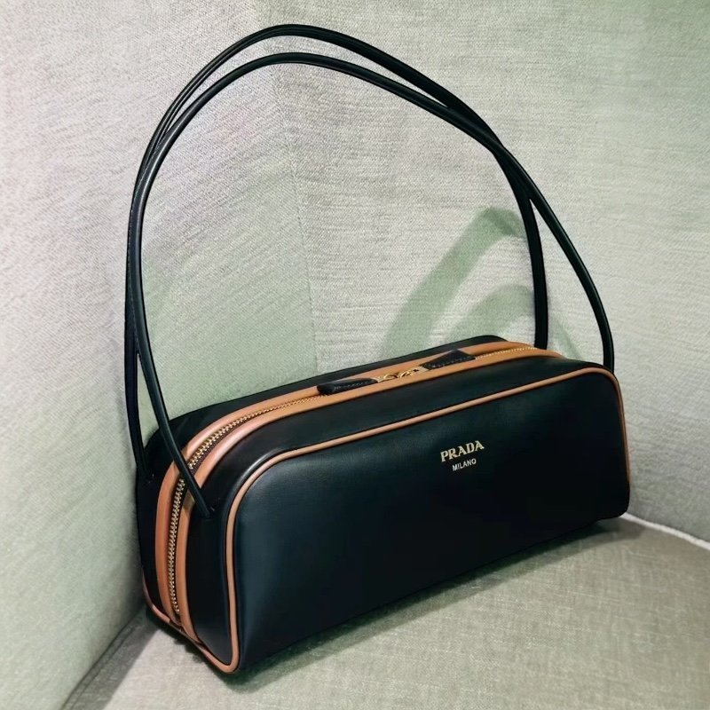 🛫早秋當季新品🛬Prada 1BC249 Swing 柔滑小牛皮肩背包 黑色/榛果色-2