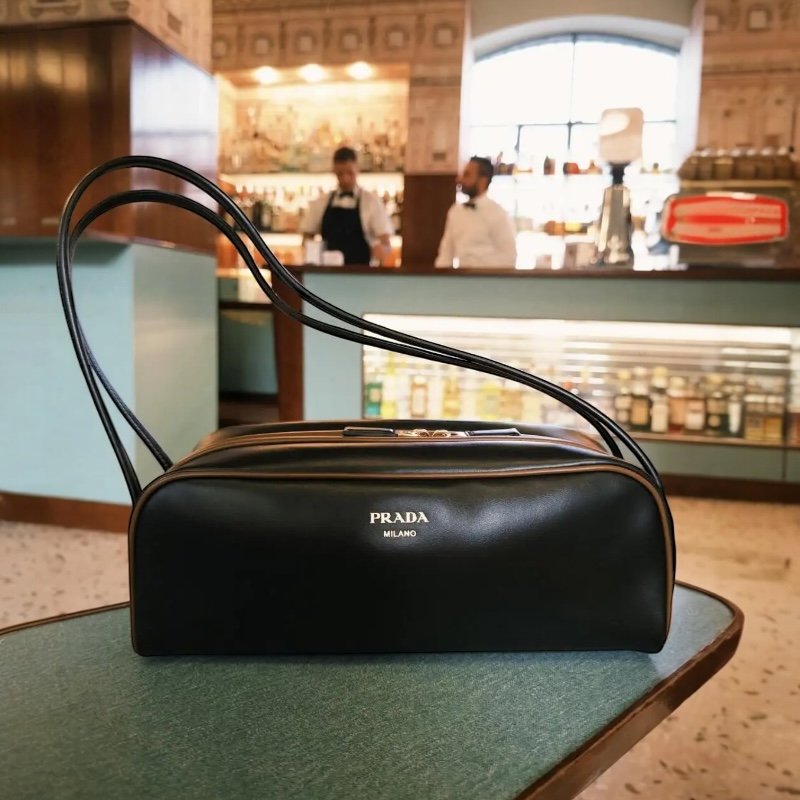 🛫早秋當季新品🛬Prada 1BC249 Swing 柔滑小牛皮肩背包 黑色/榛果色-5