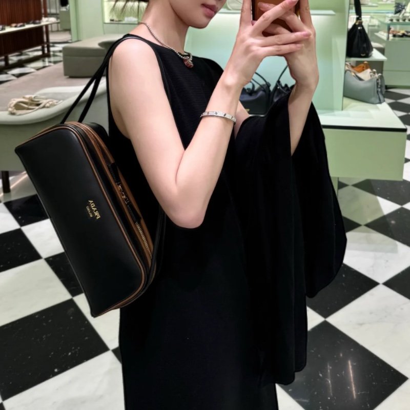 🛫早秋當季新品🛬Prada 1BC249 Swing 柔滑小牛皮肩背包 黑色/榛果色-7