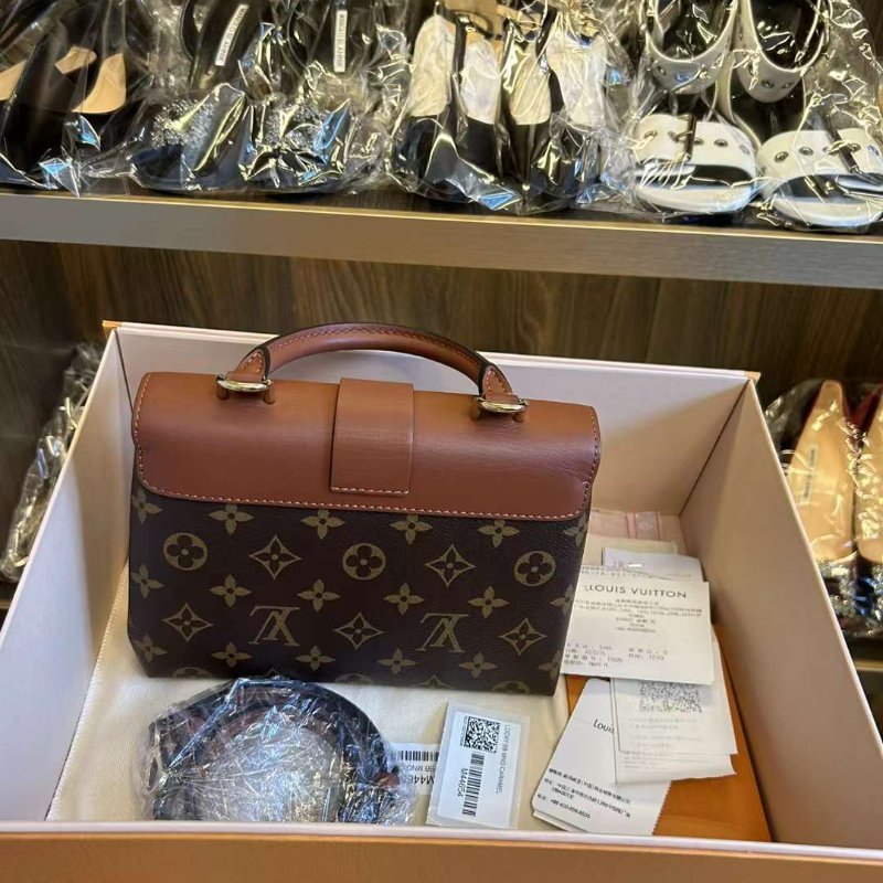 LV🤍限時特價 爆款鎖頭包 全套包裝 有發票 買回只用兩次 有內袋 五金有貼膜幾乎全新 原價近八萬-5