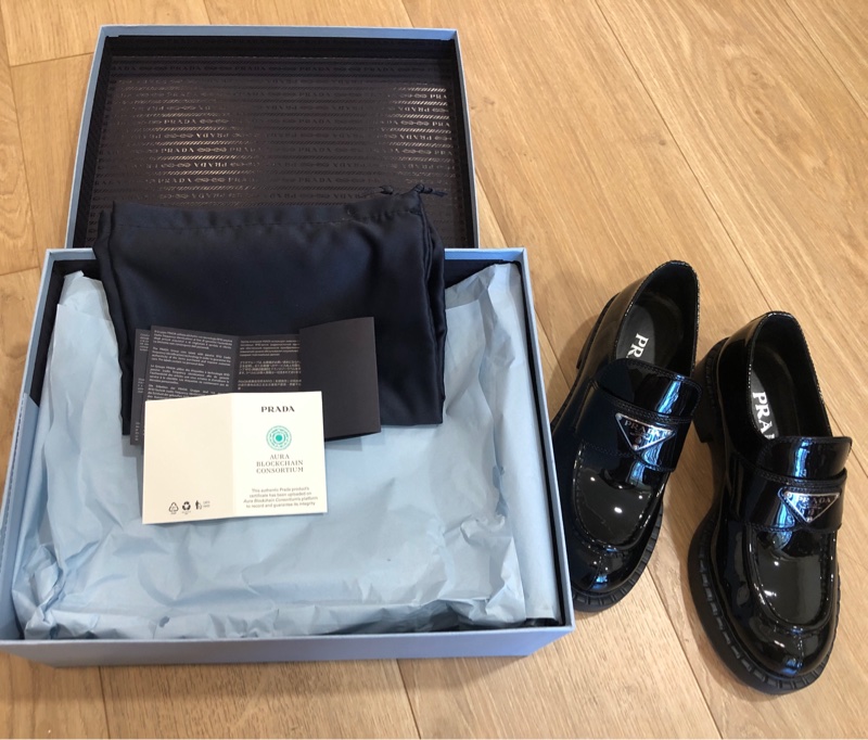 Prada漆皮皮革三角形飾牌logo樂福鞋-1