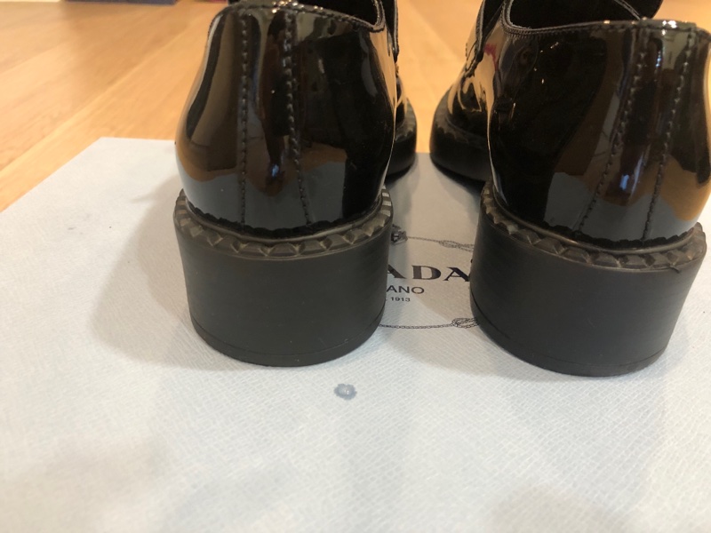 Prada漆皮皮革三角形飾牌logo樂福鞋-2