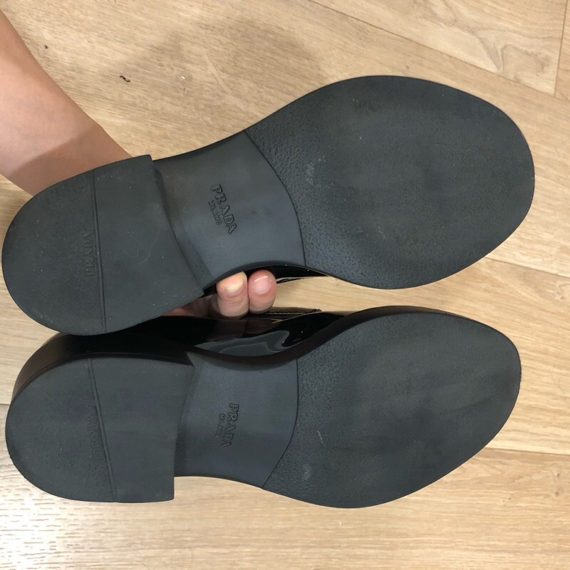 Prada漆皮皮革三角形飾牌logo樂福鞋-5