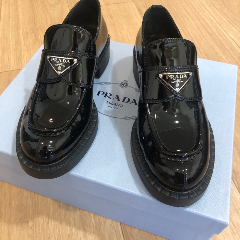 Prada漆皮皮革三角形飾牌logo樂福鞋-6