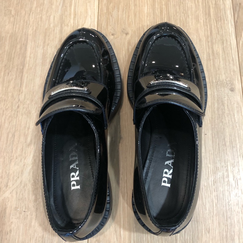 Prada漆皮皮革三角形飾牌logo樂福鞋-8