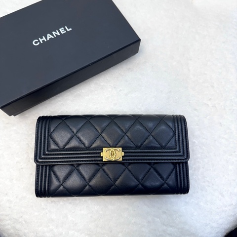Chanel香奈兒黑金羊皮Boy菱格紋下蓋長夾12卡長夾A80286
