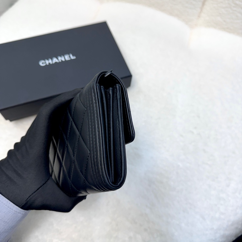 Chanel香奈兒黑金羊皮Boy菱格紋下蓋長夾12卡長夾A80286-2
