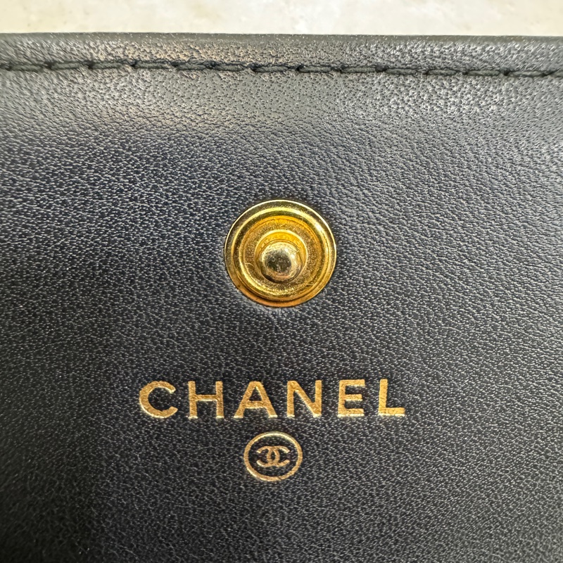 Chanel香奈兒黑金羊皮Boy菱格紋下蓋長夾12卡長夾A80286-11