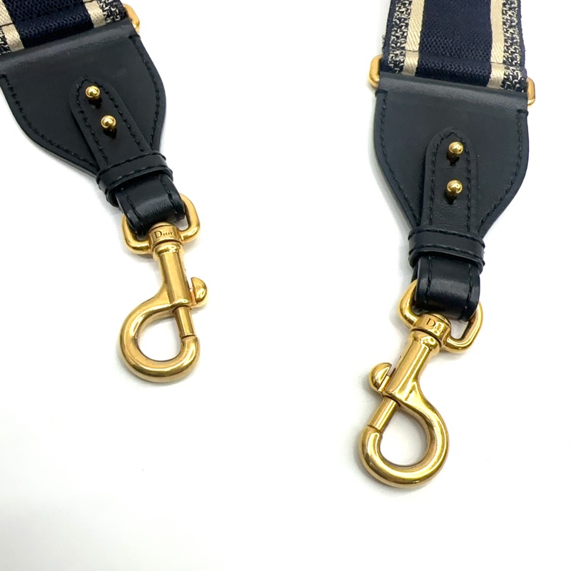 Dior 深藍字母刺繡霧金釦寬版背袋-4