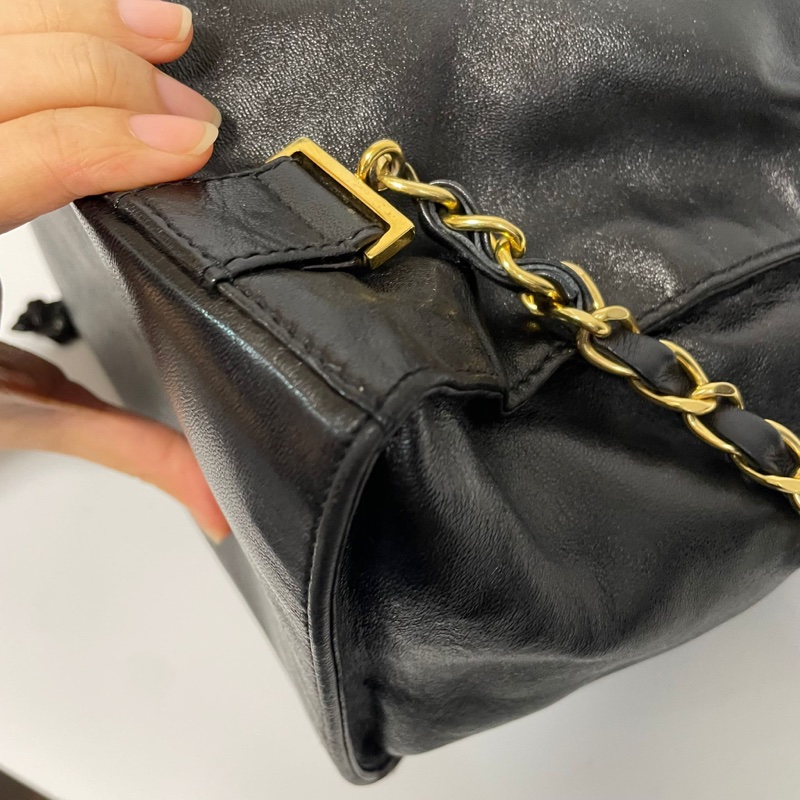 Chanel 浮雕大logo後背包-3