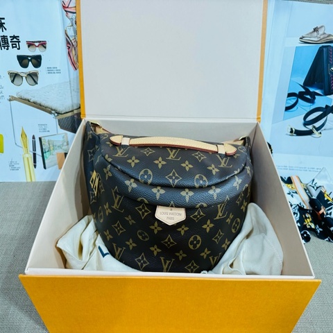 售 二手真品    LOUIS VUITTON LV M43644 經典Monogram 拉鍊腰包/斜背包