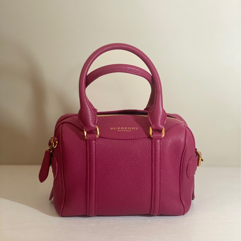 近全新 👜 BURBERRY ✨ 覆盆莓粉 小牛皮肩背包-0