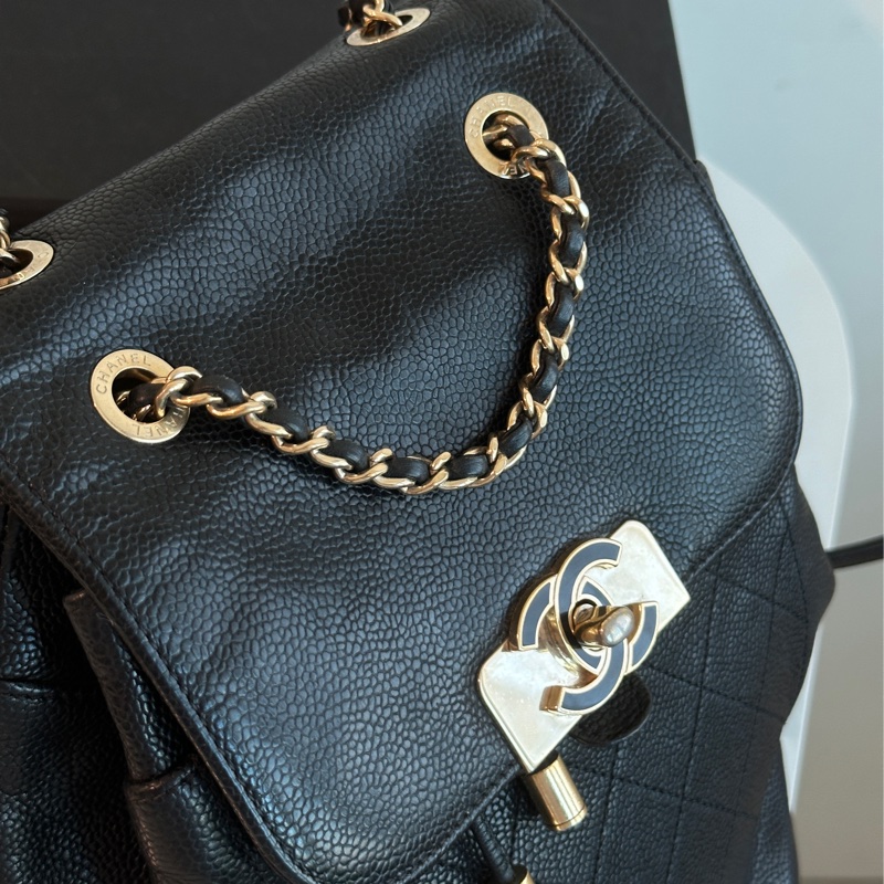 Chanel黑金荔枝牛皮琺瑯扣雙肩後背包 全配🈶購證 98新閒置品🉑肩背-7