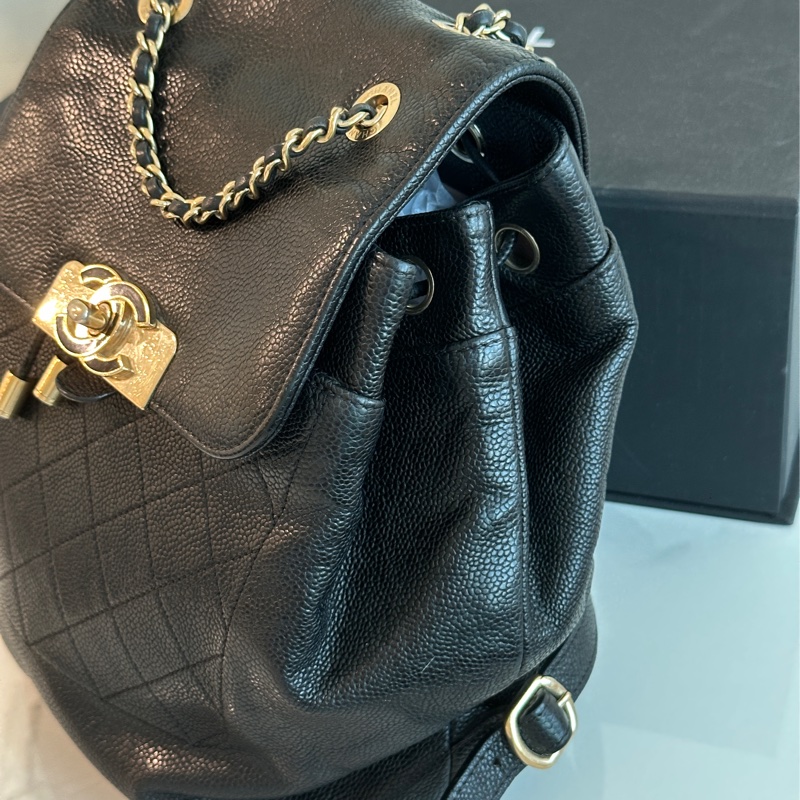 Chanel黑金荔枝牛皮琺瑯扣雙肩後背包 全配🈶購證 98新閒置品🉑肩背-8